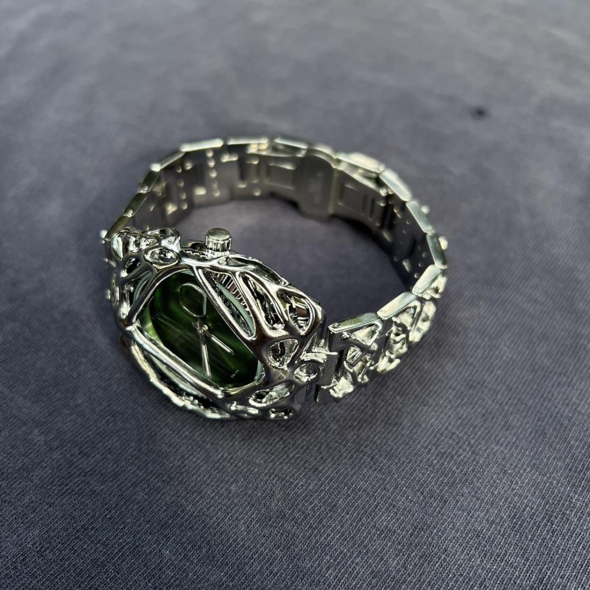 Green face y2k watch. - Image 2