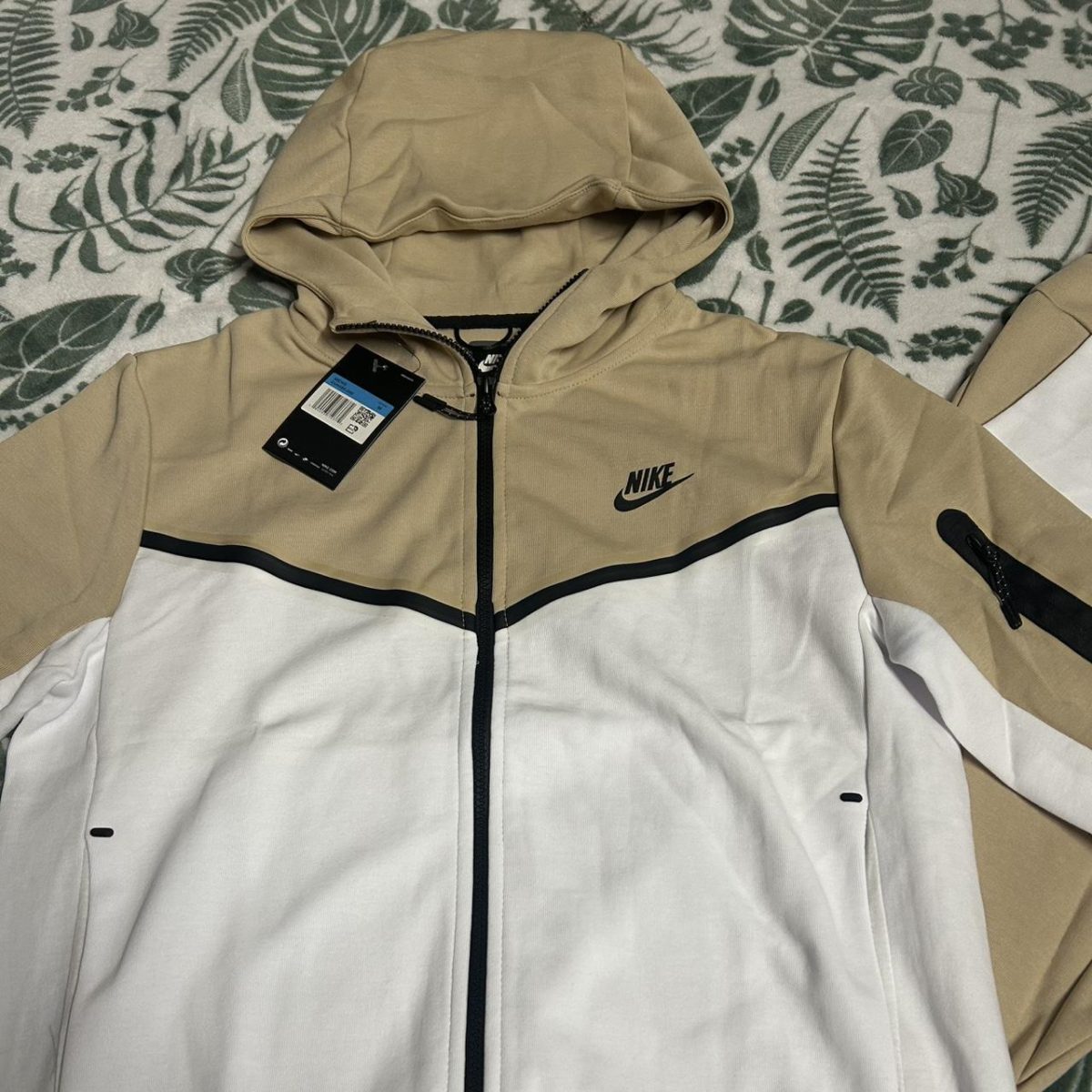 Nike cream and white tech suit. - Image 2