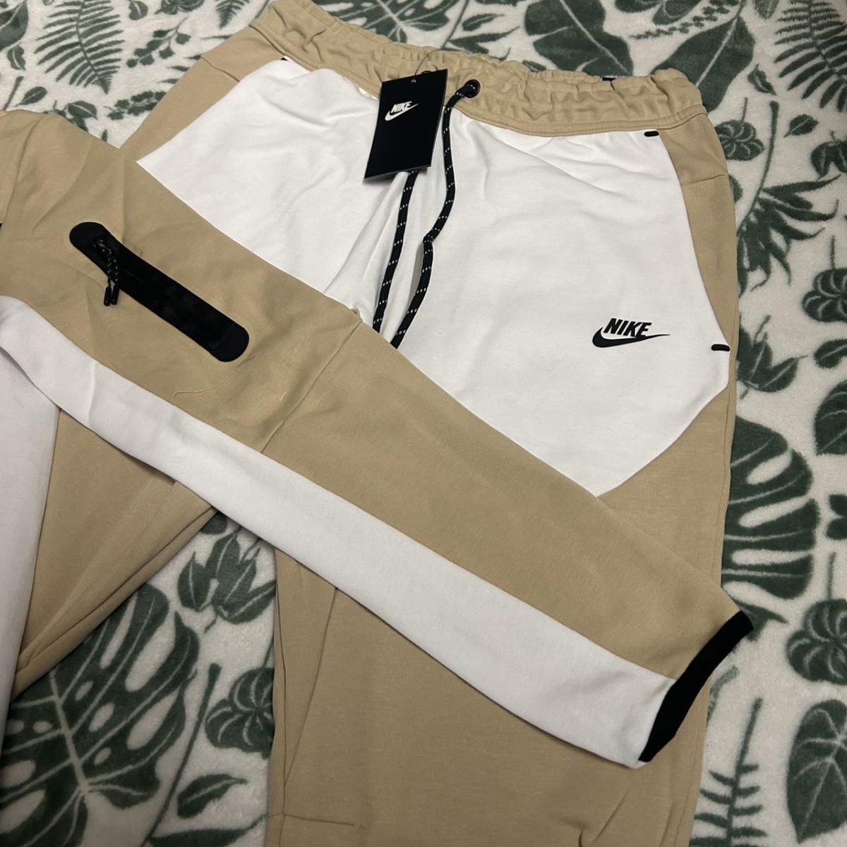 Nike cream and white tech suit. - Image 3