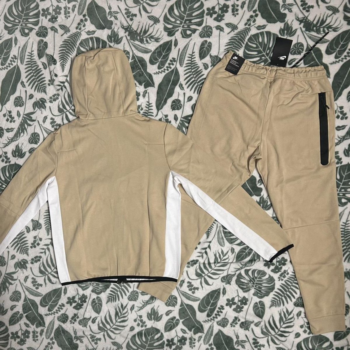Nike cream and white tech suit. - Image 4