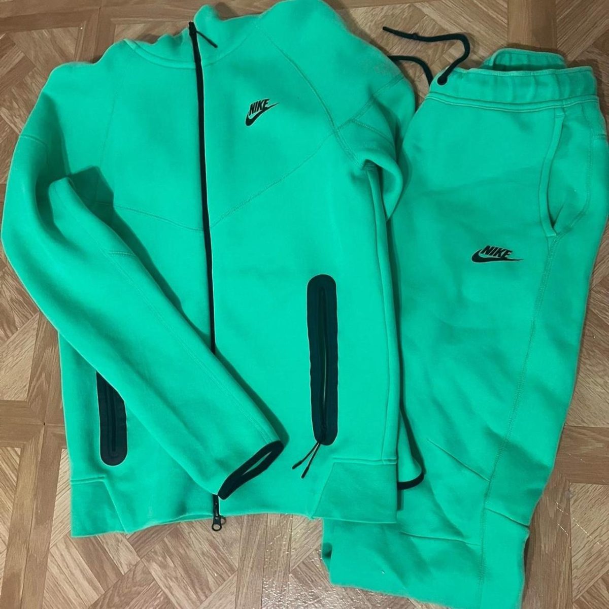 Nike Men's Green Tech Suit - Image 2