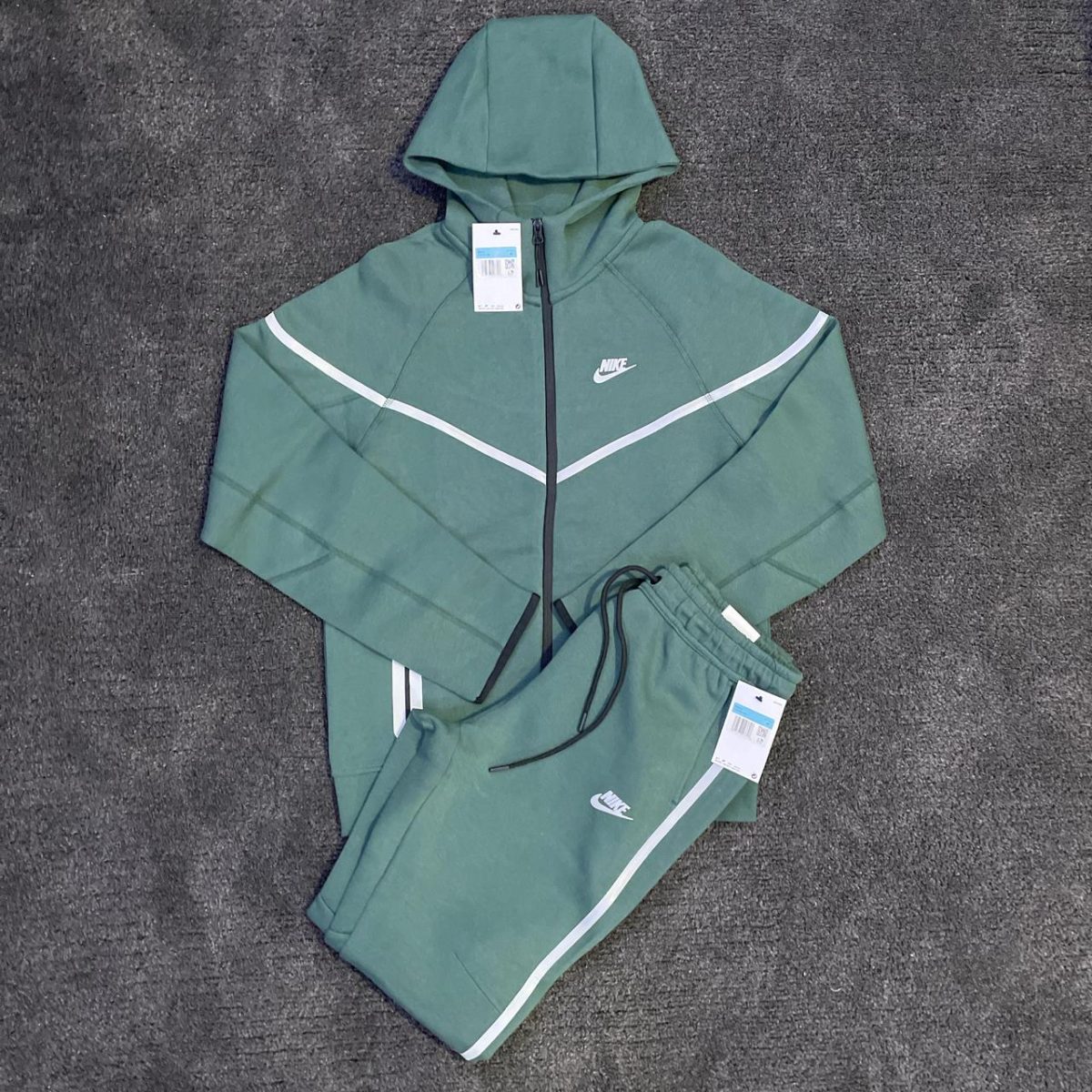 Nike Men's Green Tracksuit - Image 2