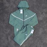 Nike Men's Green Tracksuit - Image 2