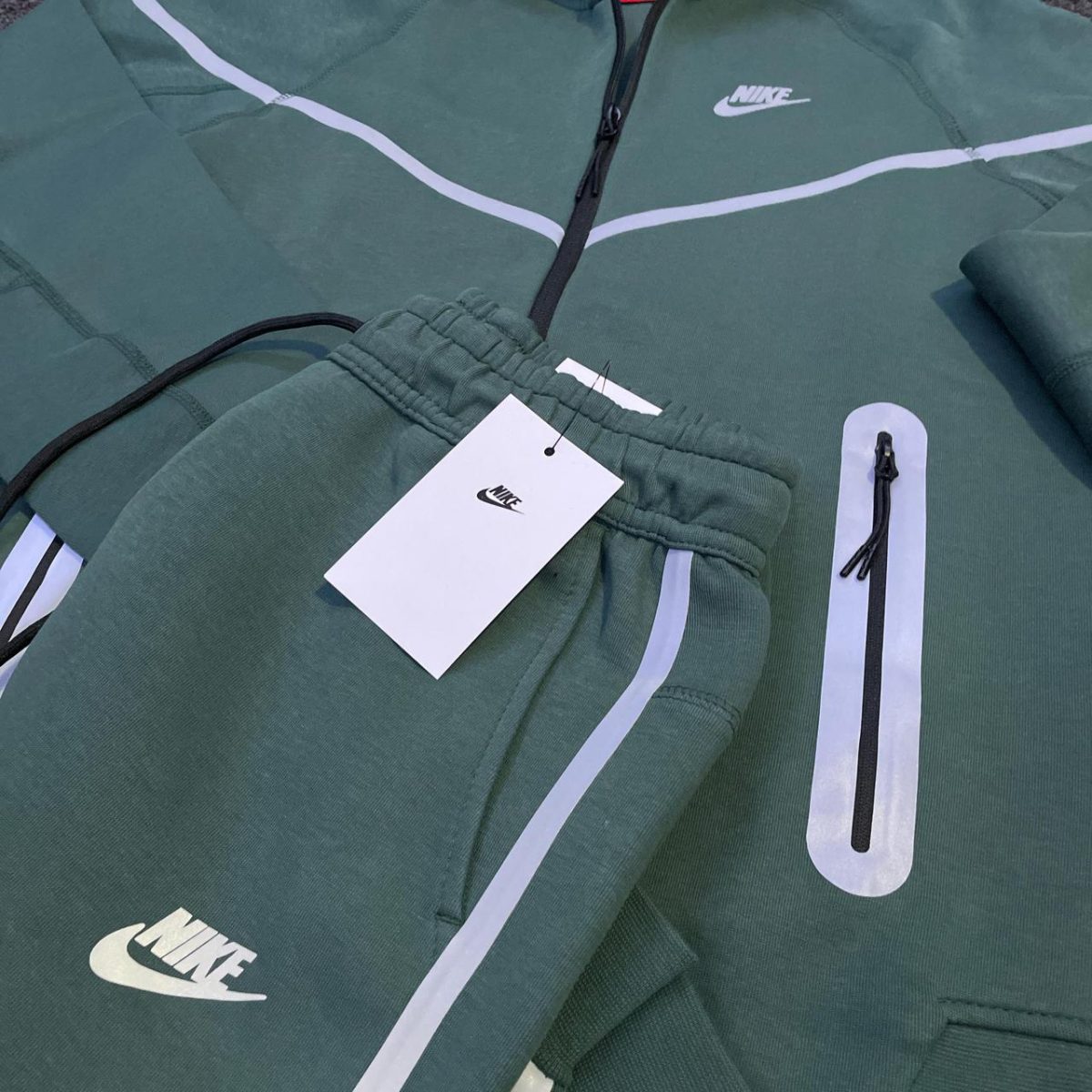 Nike Men's Green Tracksuit - Image 3