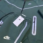 Nike Men's Green Tracksuit - Image 3